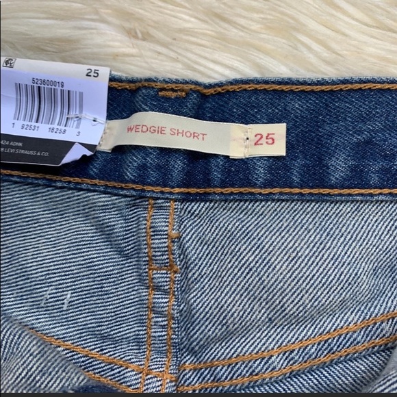 LEVI’s Shorts High Rise Cut Off Wedgie Distressed - Picture 2 of 4